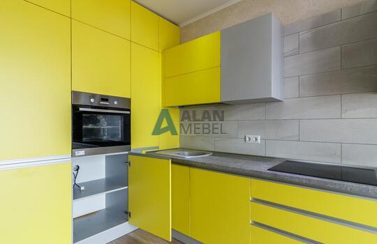 Угловая желтая кухня с фасадами из древесно стружечной плиты с доставкой в Минске 
