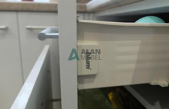 Белая угловая кухня из пластика с ручками на заказ в минске 