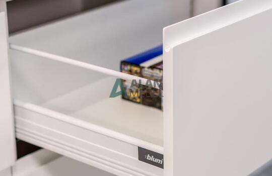 Угловая светлая кухня с матовыми фасадами из МДФ, без ручек 