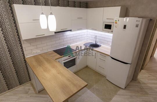 Акриловая кухня бежевого цвета с деревянной столешницей и барной стойкой на заказ 