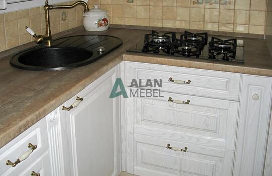 Классическая белая кухня из массива дерева на заказ 