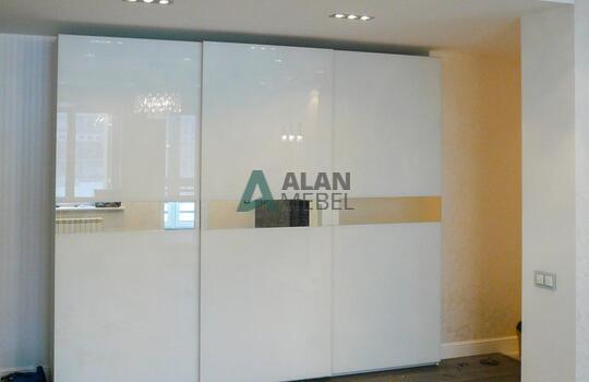 Корпусный шкаф-купе в прихожую