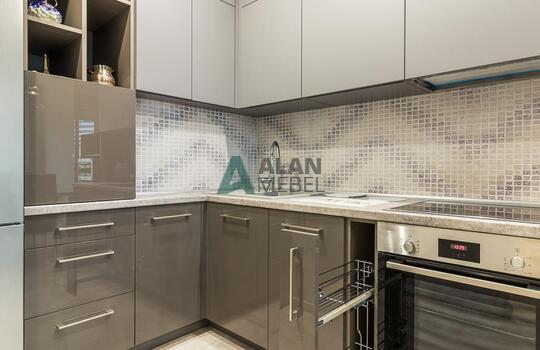 Угловая современная кухня под потолок 