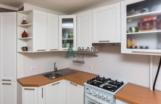 угловая кухня белого цвета с рамочными фасадами и стеклом на заказ 