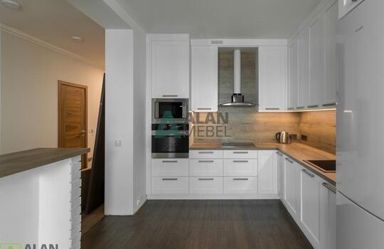 Кухня угловая с фасадами из натурального дерева, под потолок, столешница с еврозапилом 