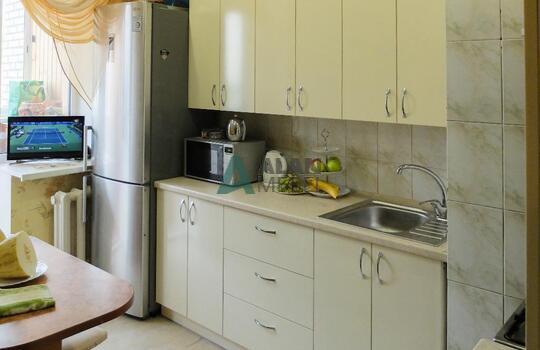 Угловая кухня из пластика 