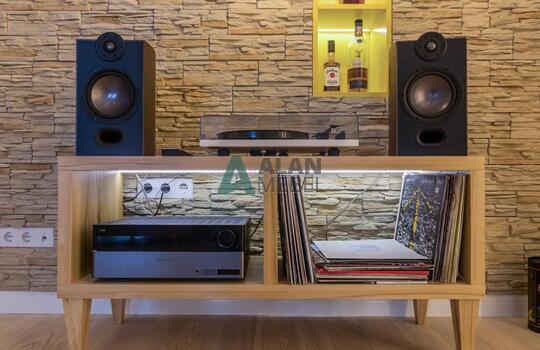 Тумба под аппаратуру из массива