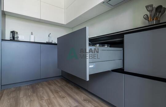 Современная угловая кухня с барной стойкой 