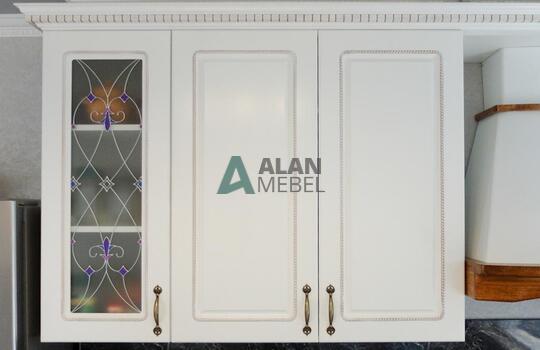 белая кухня с рамочными фасадами из МДФ со шпоном ясеня и столешницей под черный камень 