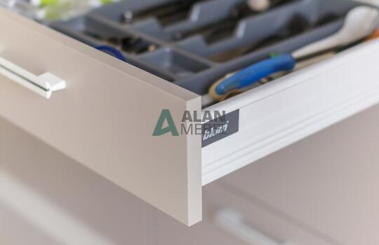 Светлая матовая акриловая кухня с барной стойкой на заказ 