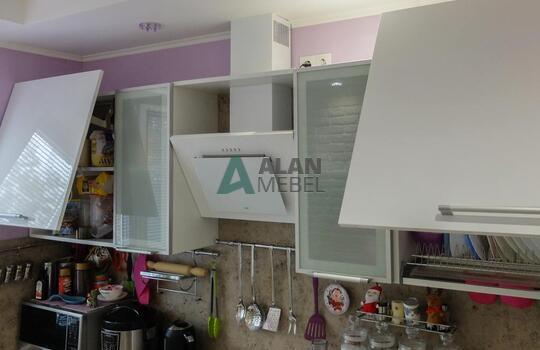 Белая угловая кухня из пластика с ручками на заказ в минске 