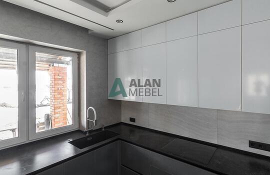 Угловая кухня под дерево с подсветкой и барной стойкой 