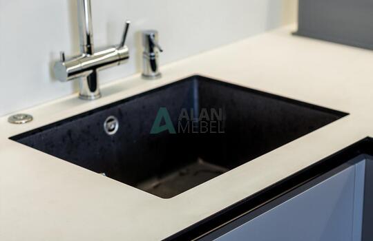 Современная угловая кухня с барной стойкой 