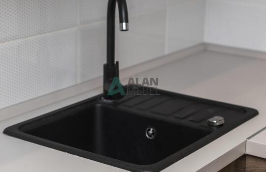 Угловая кухня под дерево без ручек с матовыми фасадами 