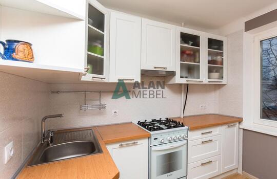 угловая кухня белого цвета с рамочными фасадами и стеклом на заказ 