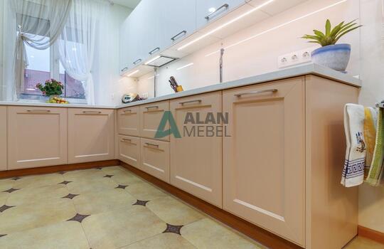 Кухня в частный дом в классическом стиле бежевого цвета с рамочными фасадаи на заказ 