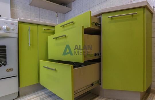 Г-образная кухня желтого цвета со столешницей под светлое дерево по индивидуальному размеру 