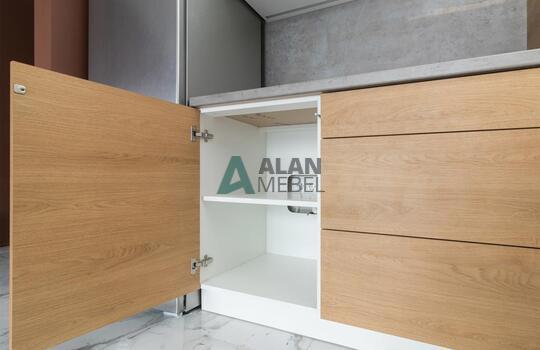 Кухня современная угловая с белым верхом и бежевым низом без ручек по индивидуальному размеру 