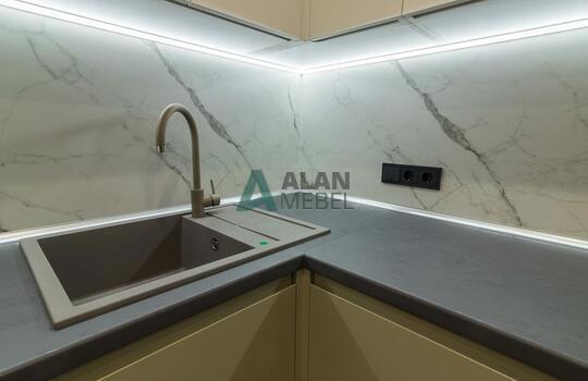 Угловая кухня без ручек со встроенной техникой 