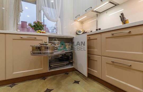 Кухня в частный дом в классическом стиле бежевого цвета с рамочными фасадаи на заказ 