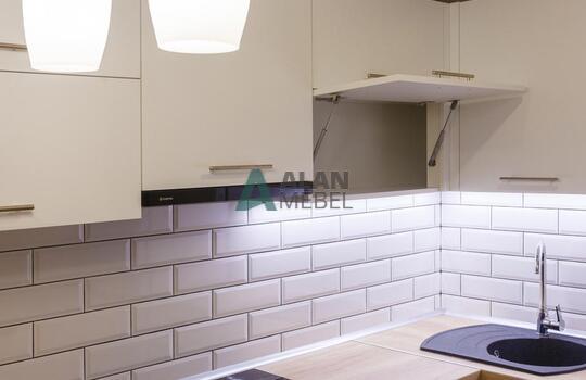 Акриловая кухня бежевого цвета с деревянной столешницей и барной стойкой на заказ 