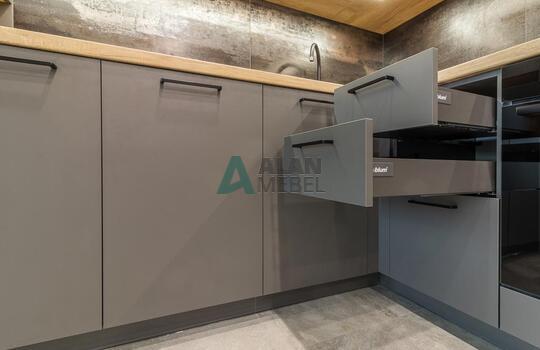 Современная угловая кухня с барной стойкой 