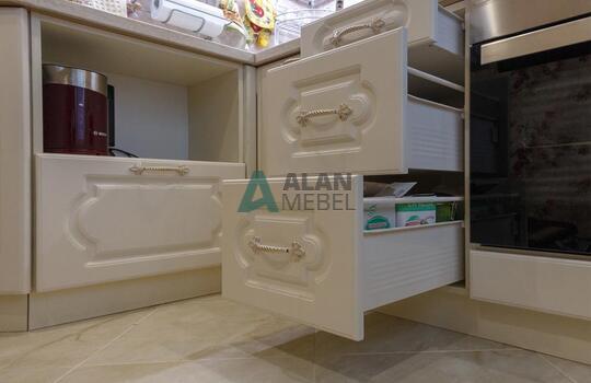 маленькая угловая кухня в классическом стиле в светлых оттенках по индивидуальному размеру 