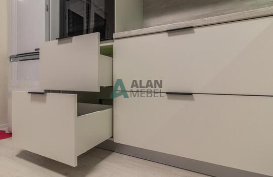 Угловая светлая кухня с фасадами из древесно стружечной плиты EGGER с доставкой в Минске 