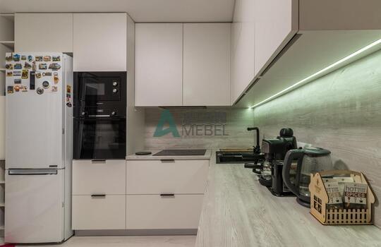 Угловая светлая кухня с фасадами из древесно стружечной плиты EGGER с доставкой в Минске 