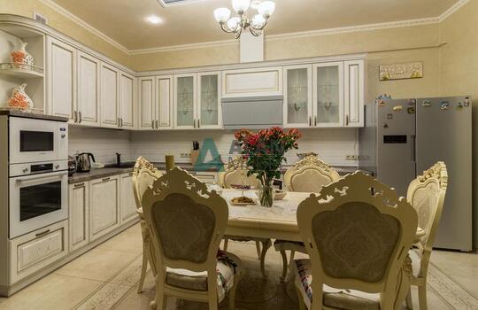 Угловая кухня из массива ясеня с патиной по индивидуальным размерам 