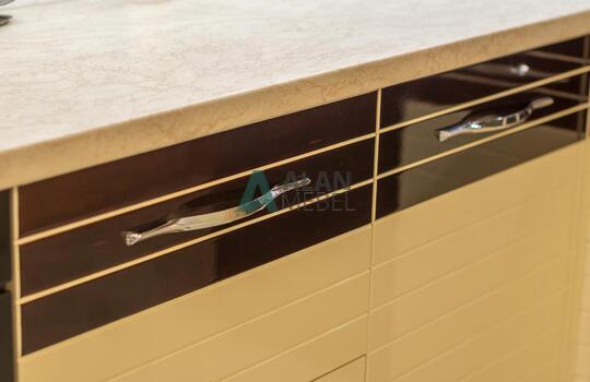 Стильная угловая кухня кухня, фасады МДФ глянцевый со вставками из натурального шпона под лаком 