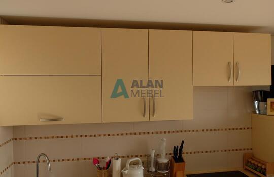 маленькая светлая прямая кухня из пластика с ручками по выгодной цене 