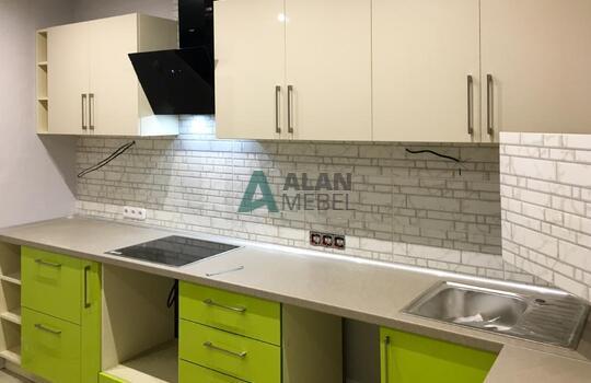 глянцевая Г-образная кухня с белым верхом, салатовым низом и серой столешницей на заказ 