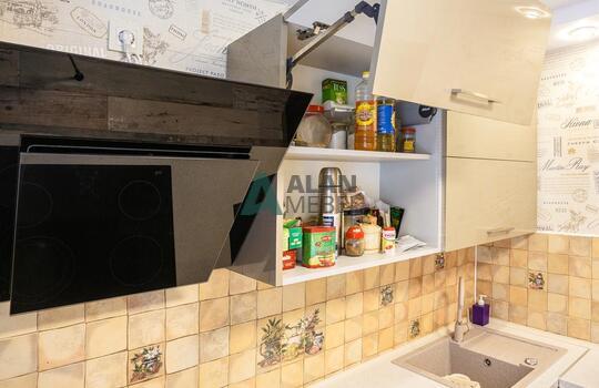 глянцевая акриловая кухня с темным низом и светлым верхом на заказ в квартиру 