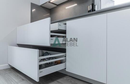 Угловая матовая кухни с акриловыми фасадами Rehau 