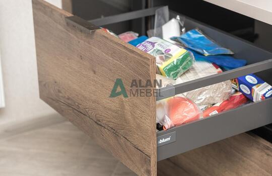 Угловая кухня под дерево без ручек с матовыми фасадами 