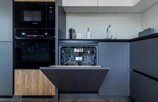 Современная угловая кухня с барной стойкой 