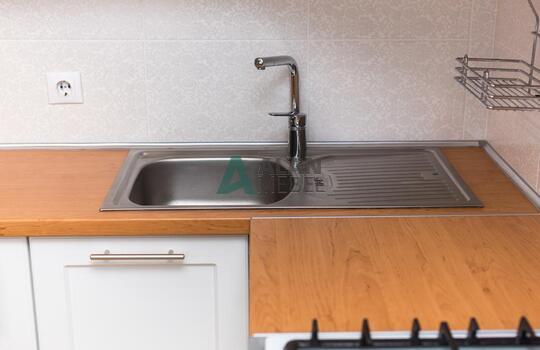 угловая кухня белого цвета с рамочными фасадами и стеклом на заказ 