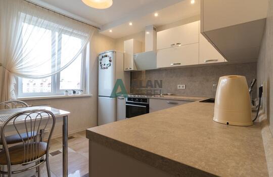 угловая глянцевая акриловая кухня светлого оттенка на заказ 