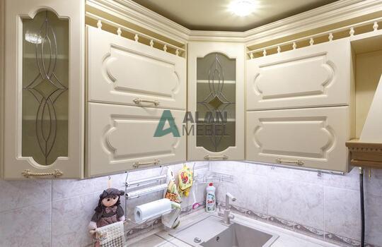 маленькая угловая кухня в классическом стиле в светлых оттенках по индивидуальному размеру 