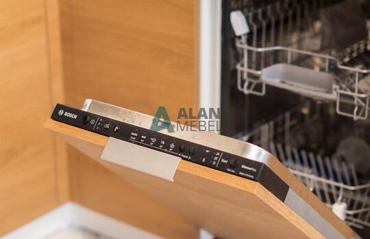 Кухня современная угловая с белым верхом и бежевым низом без ручек по индивидуальному размеру 