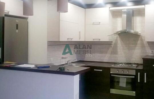 Кухня из древесно стружечной плиты черно белого цвета с барной стойкой по индивидуальным размерам 