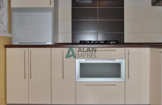 угловая кухня под дерево с темным верхом и светлым низом по индивидуальному размеру 