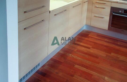 встроенная угловая кухня с фасадами из МДФ со шпоном бежевого цвета на заказ 