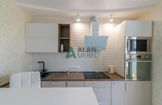 Светлая матовая акриловая кухня с барной стойкой на заказ 