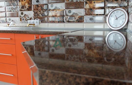 большая Г-образная кухня оранжевого цвета с темной столешницей под заказ по индивидуальным размерам 