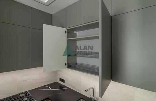 Стильная угловая кухня, фасады МДФ глянцевый со вставками из натурального шпона под лаком 