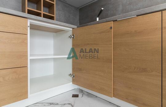 Кухня современная угловая с белым верхом и бежевым низом без ручек по индивидуальному размеру 