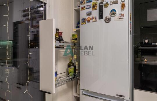 Угловая светлая кухня с фасадами из древесно стружечной плиты EGGER с доставкой в Минске 