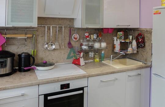 Белая угловая кухня из пластика с ручками на заказ в минске 